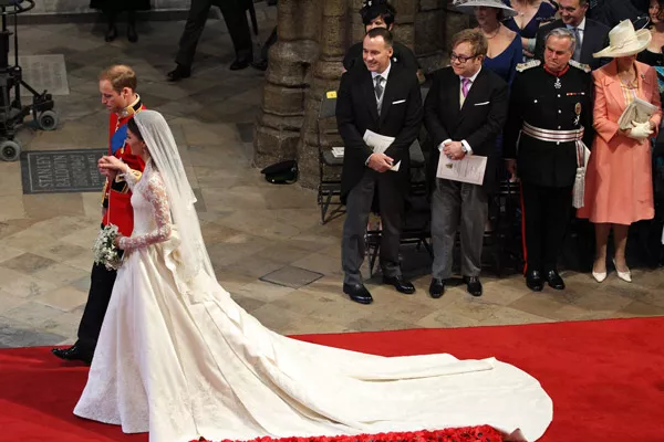 Guillermo y Kate dieron el sí en la abadía de Westminster (en la foto, Elton John observa atento el paso de los novios)