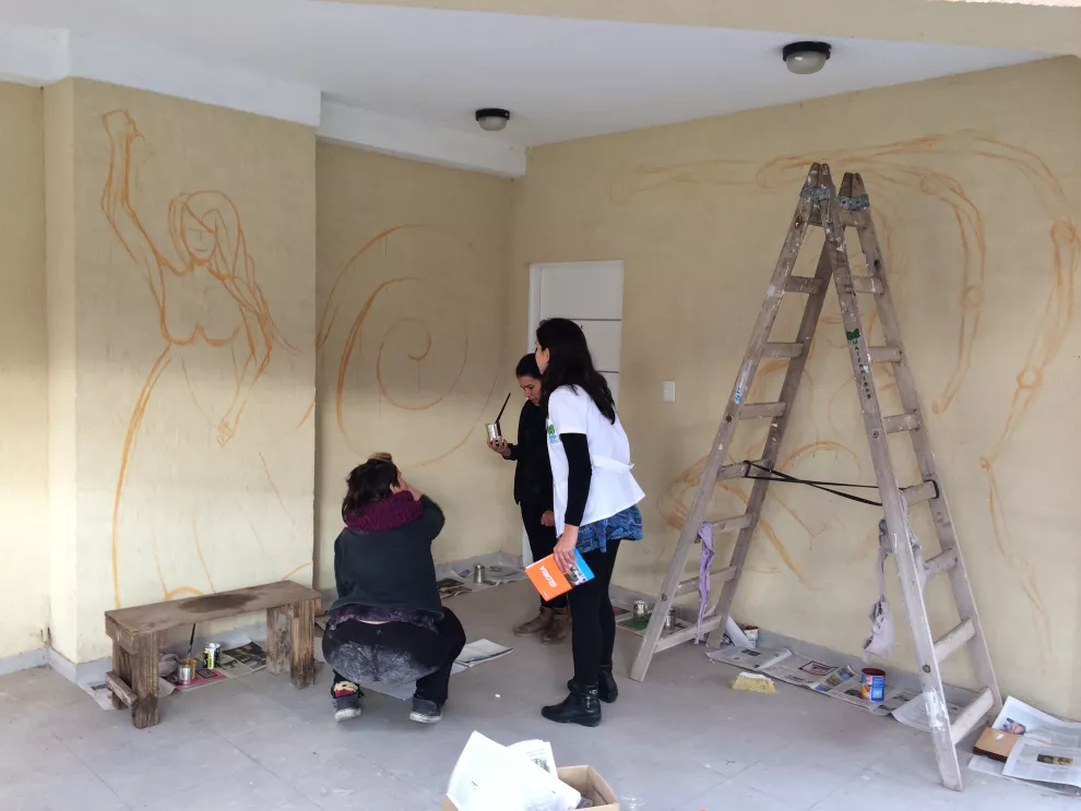 Este es un mural que estaban pintando cuando fui a hacer la nota en la puerta de la Residencia para Madres
