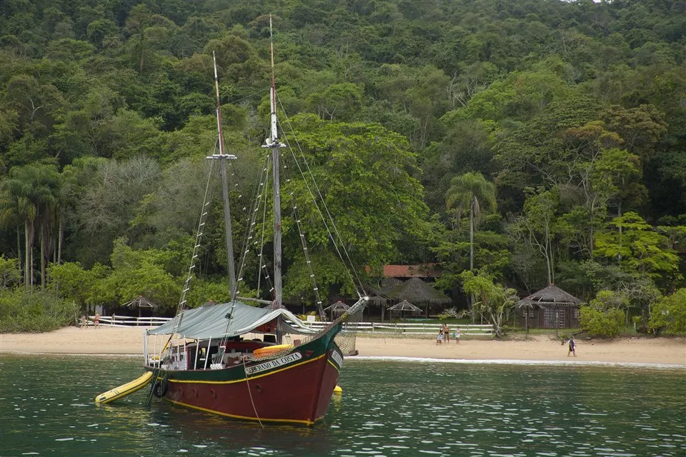Una embarcación recorre las paradisíacas  playas de Paraty