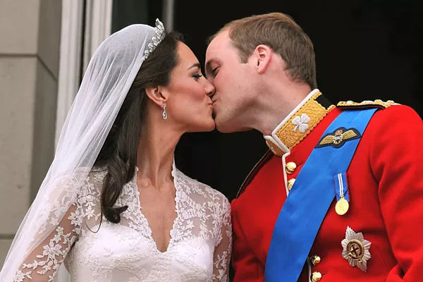 El príncipe y su esposa, en el balcón del Palacio de Buckingham