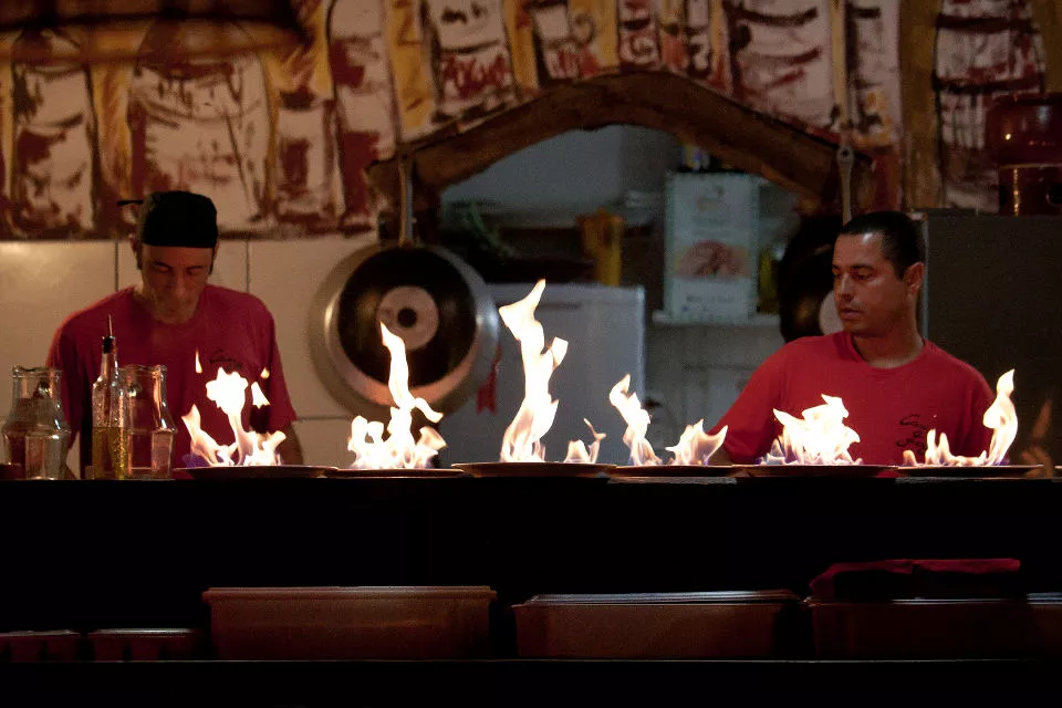 En el restaurant Casa do Fogo, las comidas se flambean en cachaça