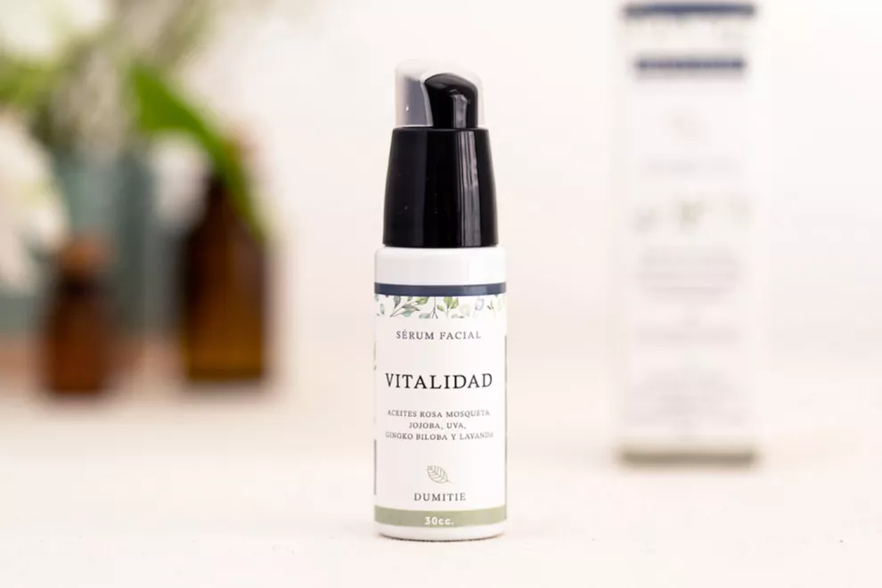 Sérum facial antiage, con aceite de rosa mosqueta, jojoba, uva, ginkgo biloba y lavanda, de Dumitié, $2300, @dumitie