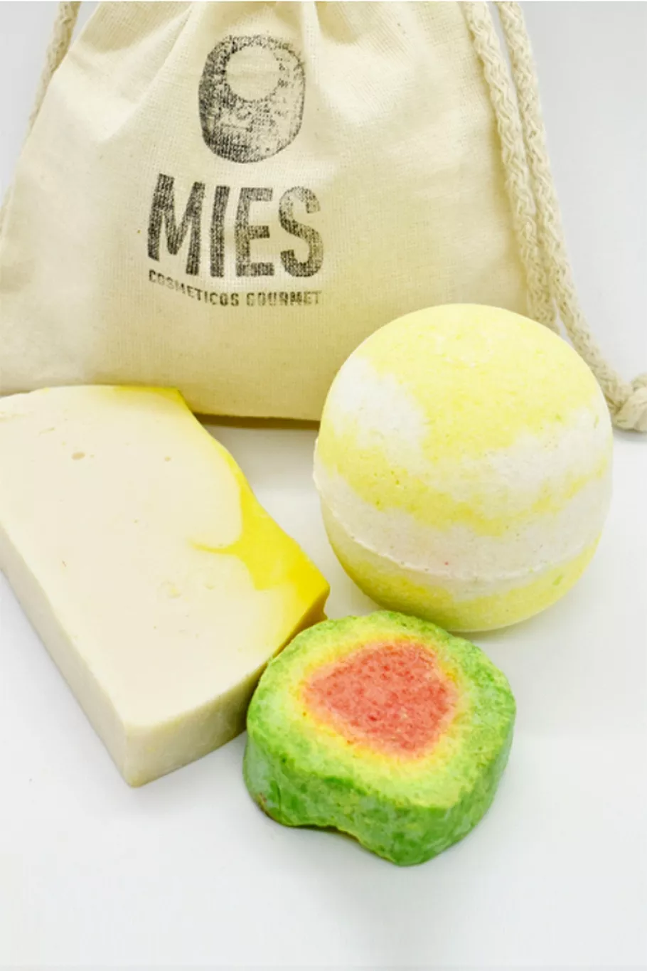 Kit bañera energizante: jabón de bergamota, bomba Samurai con árnica y espuma de frutos rojos. $910 en MIES cosmética, @mies_cosmetica