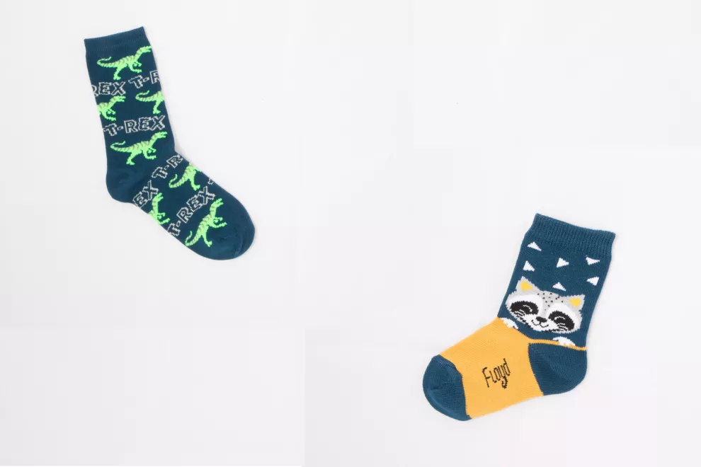Pies calentitos. Media juvenil estampada $72 y media infantil con animales, $28, Floyd.