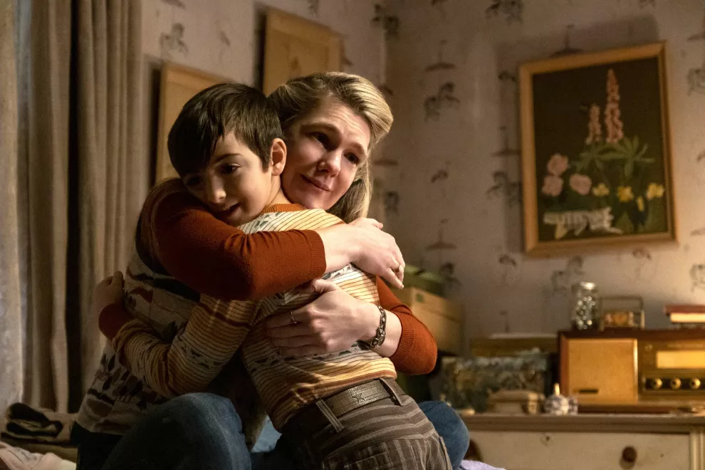 Lily Rabe y Daniel Ranieri en "The Tender Bar". Foto: Amazon Prime Video