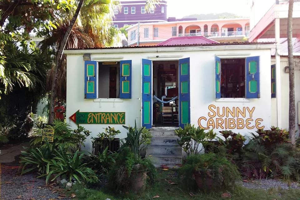 A las casas típicas no les falta color, como esta de souvenires en Tortola, la isla capital