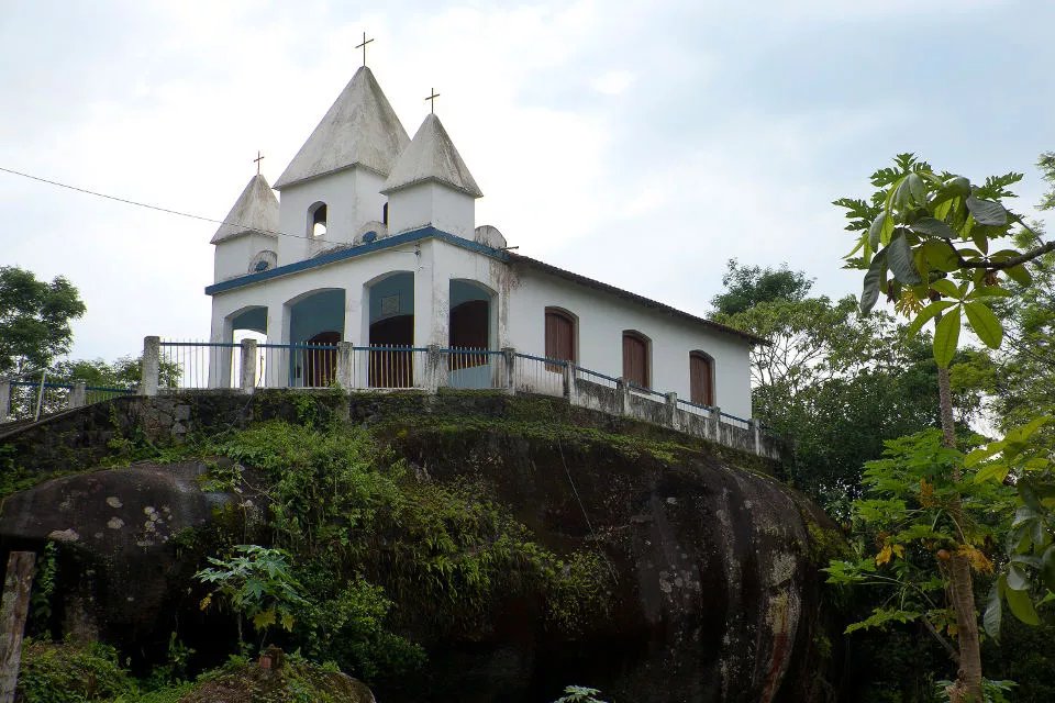 Una iglesia se levanta en medio de la selva