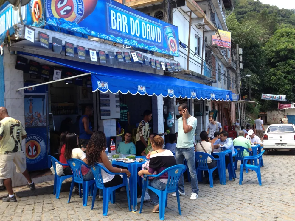 En una favela, El Bar de David es uno de los sitios más trendy