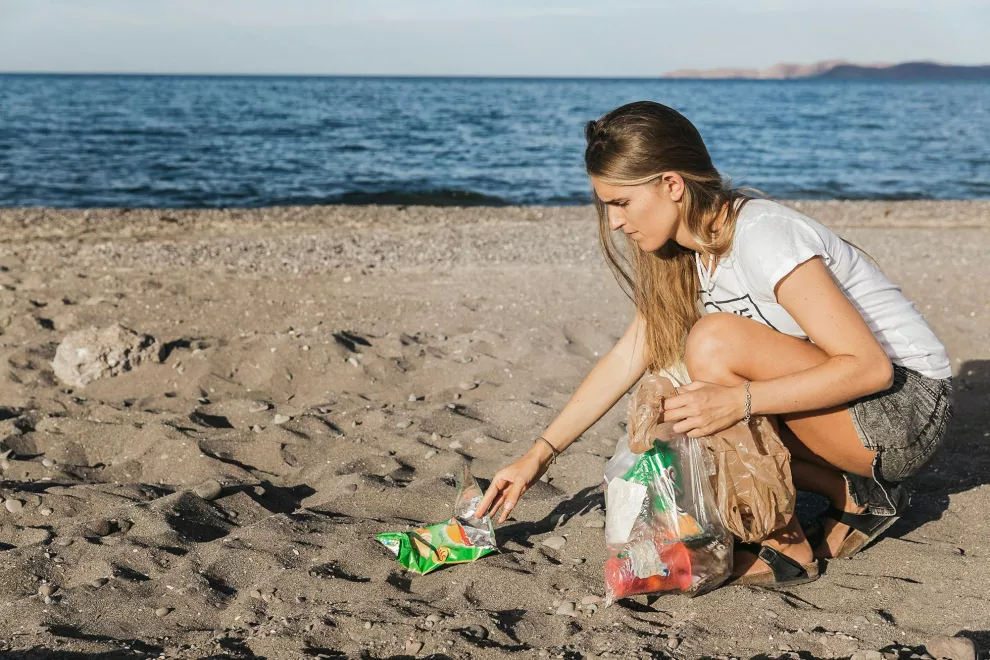 Martina de Marcos se embarcó en la aventura de dar charlas sobre consumo y contaminación en océanos yendo desde México hasta Ushuaia, con el proyecto Limpiando El Mundo. Luego de cada charla, se realiza una limpieza de una costa local.