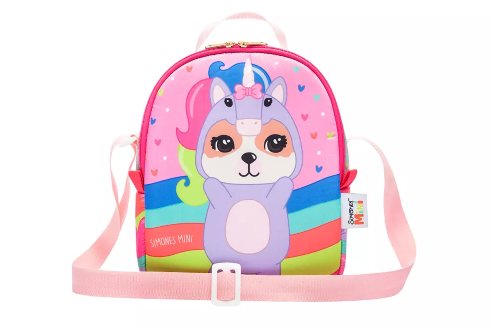 Nenas foodies. Lunchera de twill estampada con cierre plástico. Tiene correa ajustable para transportarla en el hombro o cruzada, $595, Simones.