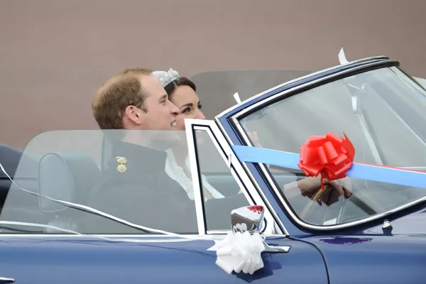 El príncipe maneja un Aston Martin a su salida del Palacio de Buckingham