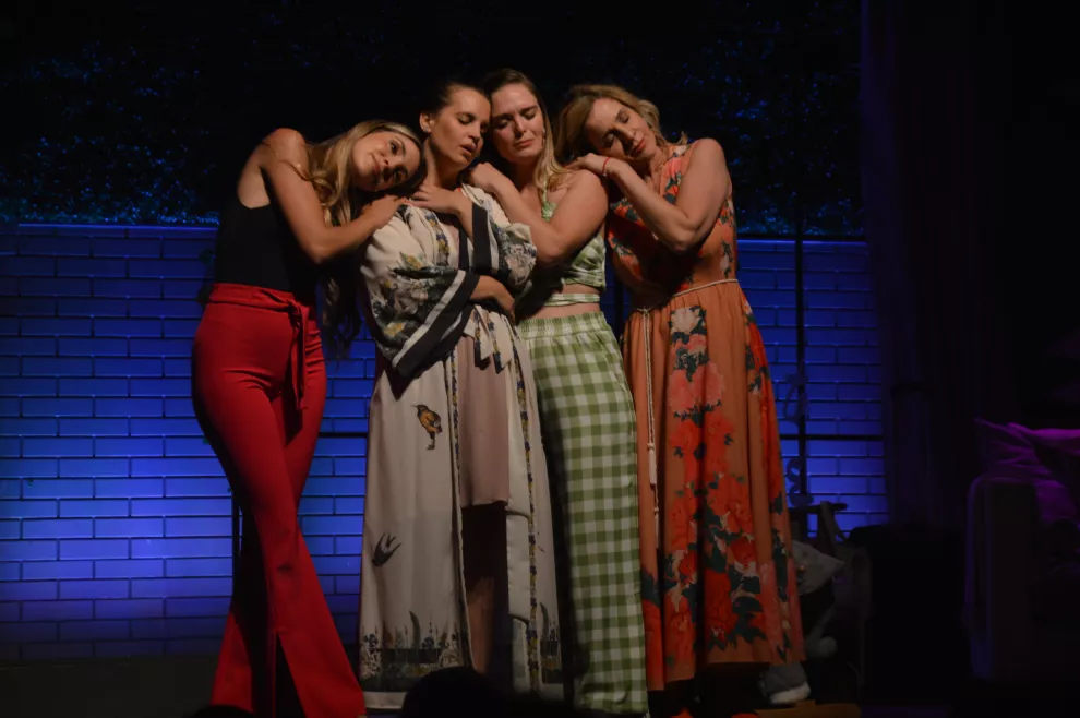 El elenco de Madres está integrado por Sabrina Garciarena, Flor Otero, Viviana Puerta y Luly Drozdek.