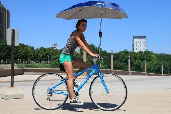 Un paraguas para la bici: puede servir para la lluvia ¡o para el sol! ¿Qué te parece?