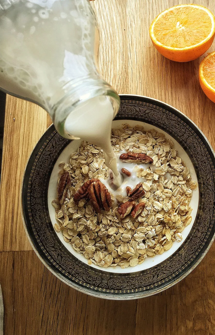 La leche de almendra combina perfectamente con un bowl de granola, frutas y frutos secos