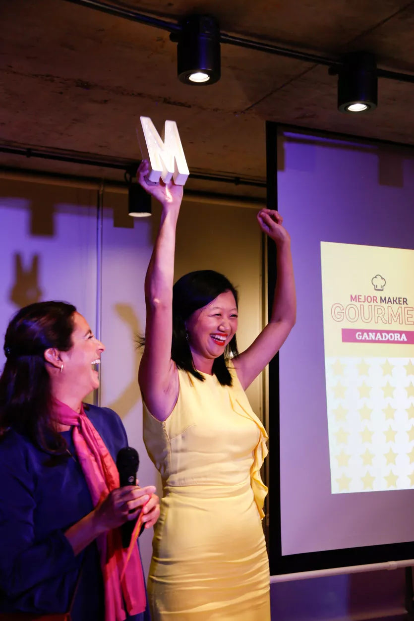 Karina Gao festeja al recibir el premio como Mejor Maker Gourmet.