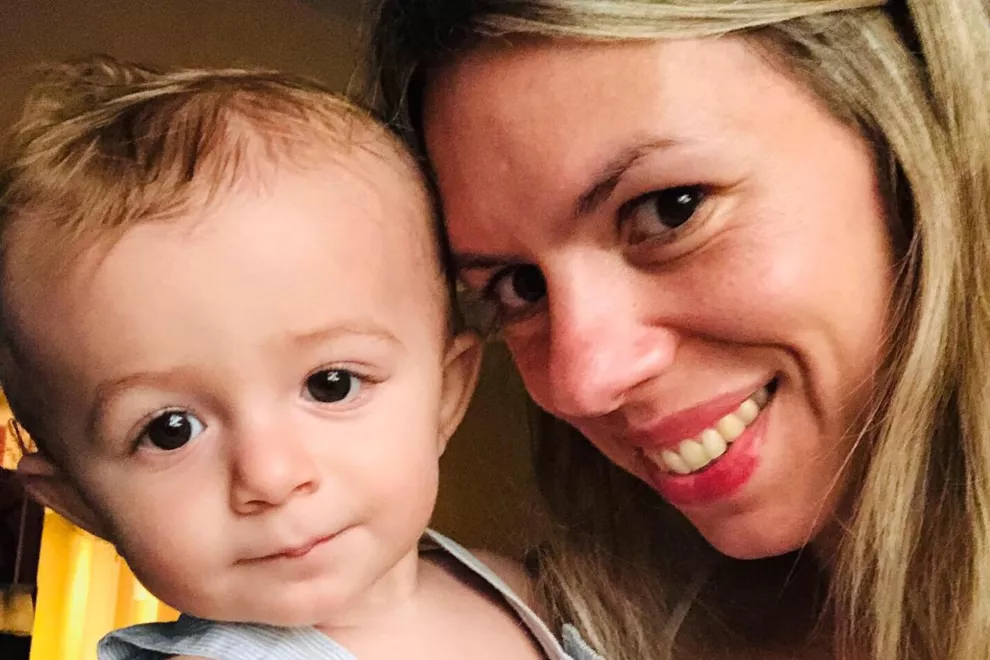 Junto a su hijo Faustino, Pilar, una mamá que optó por la mamadera para alimentar a su bebé.