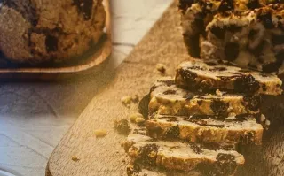 Cómo hace su budín húmedo con nueces