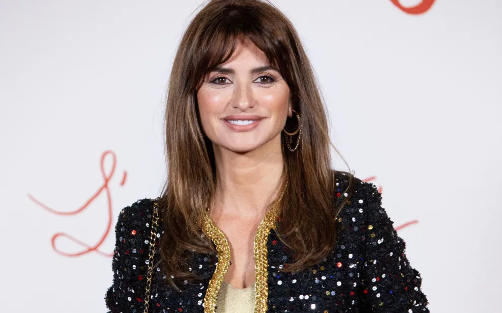  Penélope Cruz lució un espectacular vestido negro para un importante evento de belleza en París